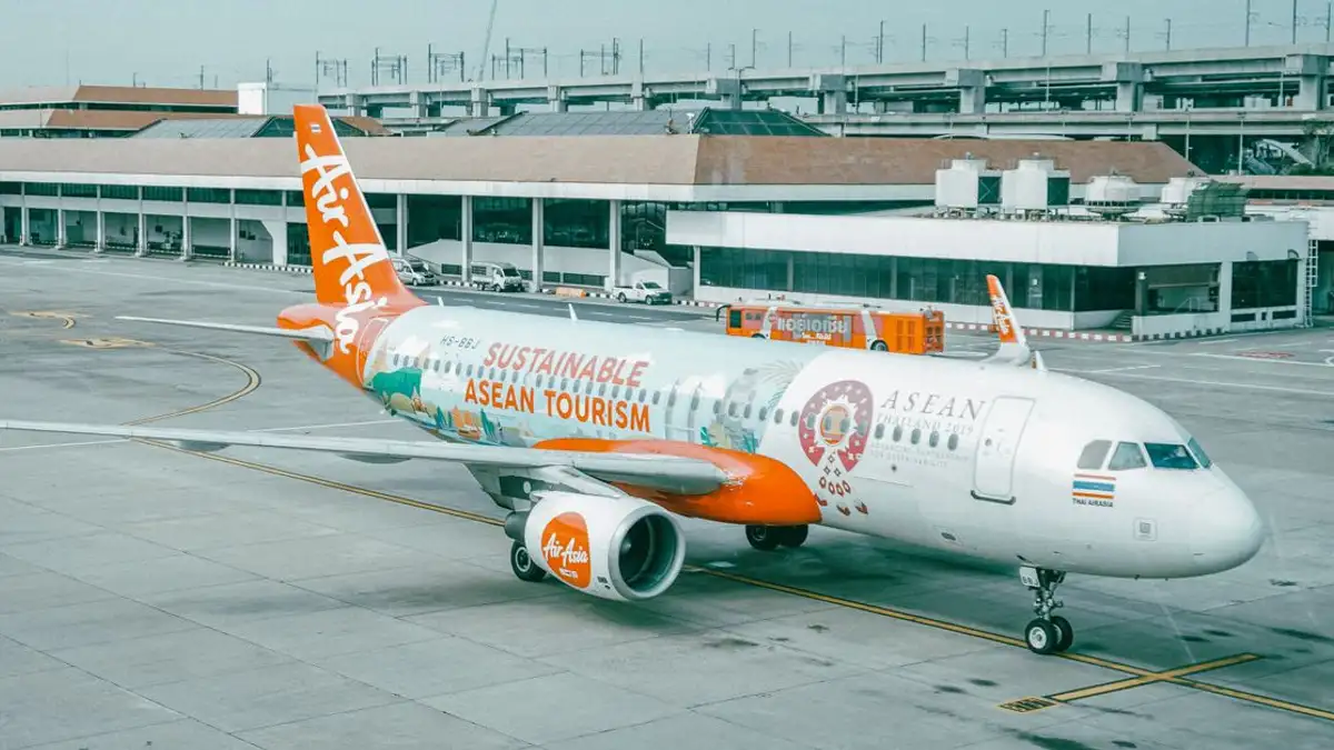 Pesawat AirAsia yang mempromosikan pariwisata ASEAN berkelanjutan diparkir di bandara.