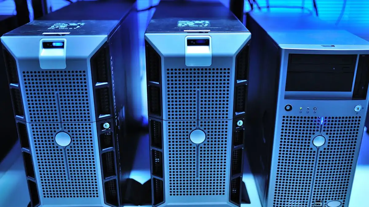 Tampilan close-up dari unit server modern yang dipasang di rak di pusat data.