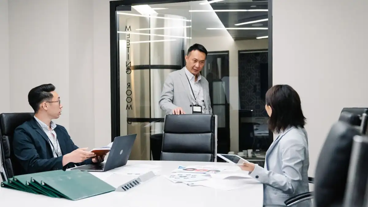 Profesional bisnis di ruang rapat yang terlibat dalam kerja tim dan perencanaan strategis.