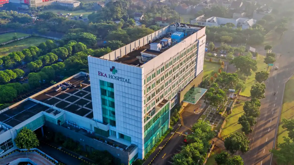 Temukan arsitektur kontemporer Rumah Sakit Eka dari perspektif udara, dikelilingi oleh pepohonan hijau di Serpong, Indonesia.