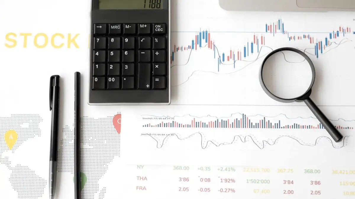 Gambar datar alat analisis pasar saham termasuk kalkulator, grafik, dan kaca pembesar.