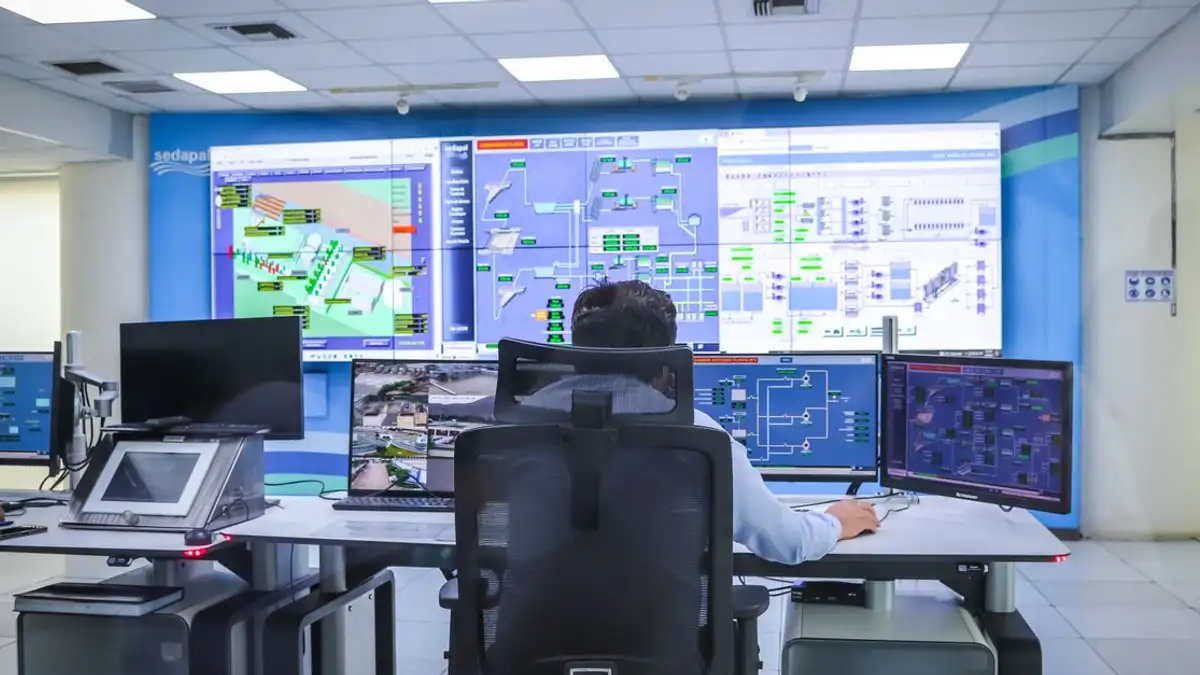 Operator di ruang kontrol modern yang mengelola sistem teknologi di El Agustino, Lima.