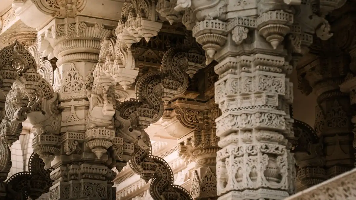 Ukiran batu yang detail menghiasi pilar-pilar sebuah kuil di Bartlett, Illinois.