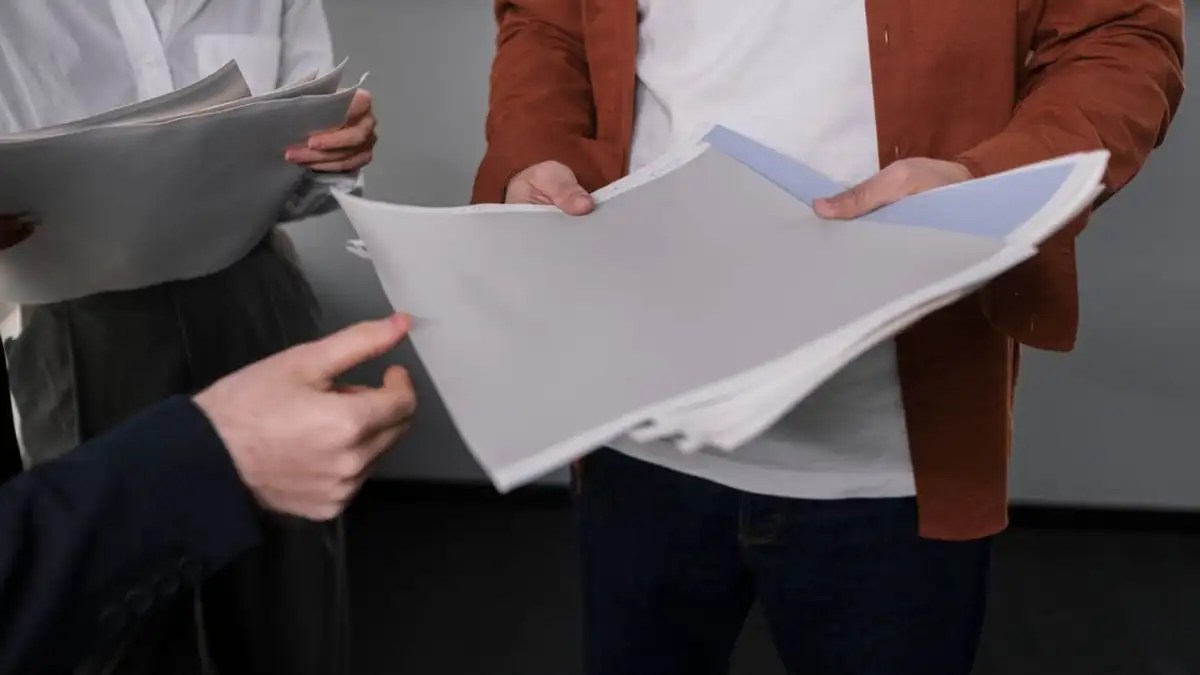 Profesional bisnis mendiskusikan contoh desain interior selama pertemuan proyek.