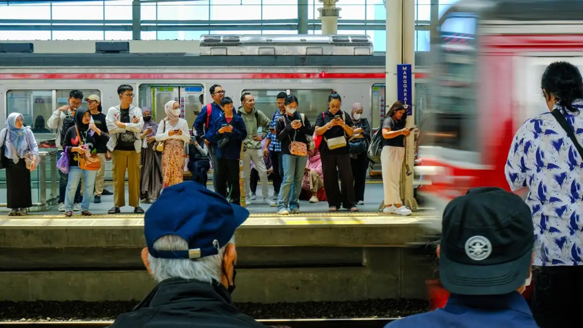 Para penumpang di Stasiun Manggarai Jakarta menunggu kereta di tengah kesibukan kota.