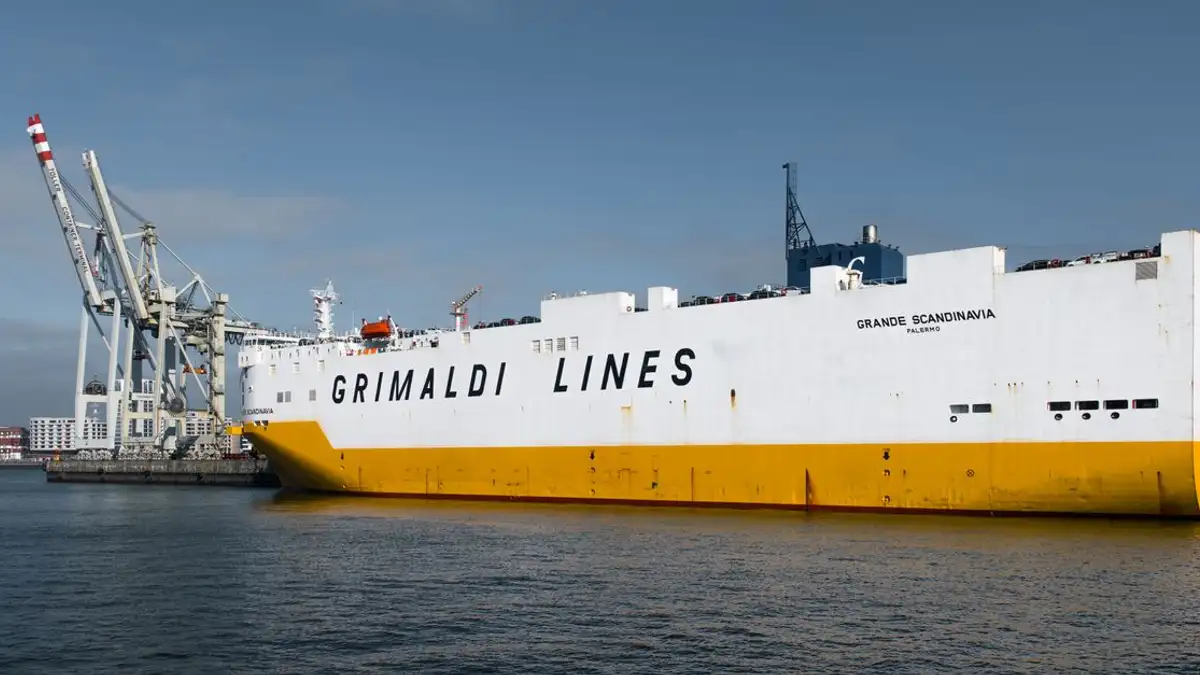Pemandangan kapal kargo Grimaldi Lines yang berlabuh di Pelabuhan Hamburg, Jerman, pada siang hari.