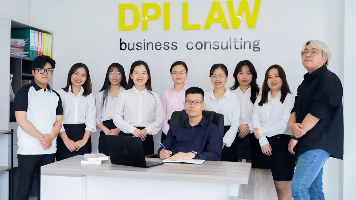 Sekelompok profesional beragam dalam pengaturan kantor konsultasi bisnis.