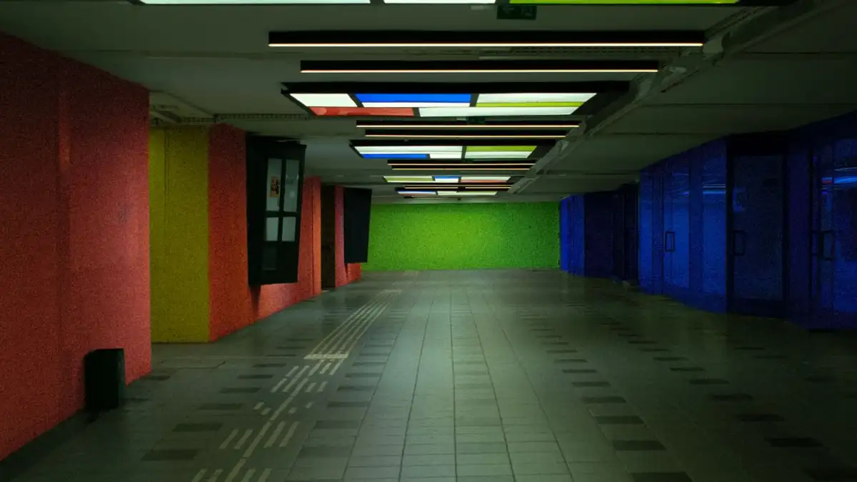 Lorong bawah tanah yang semarak dengan dinding dan langit-langit berwarna-warni di Zagreb, Kroasia.