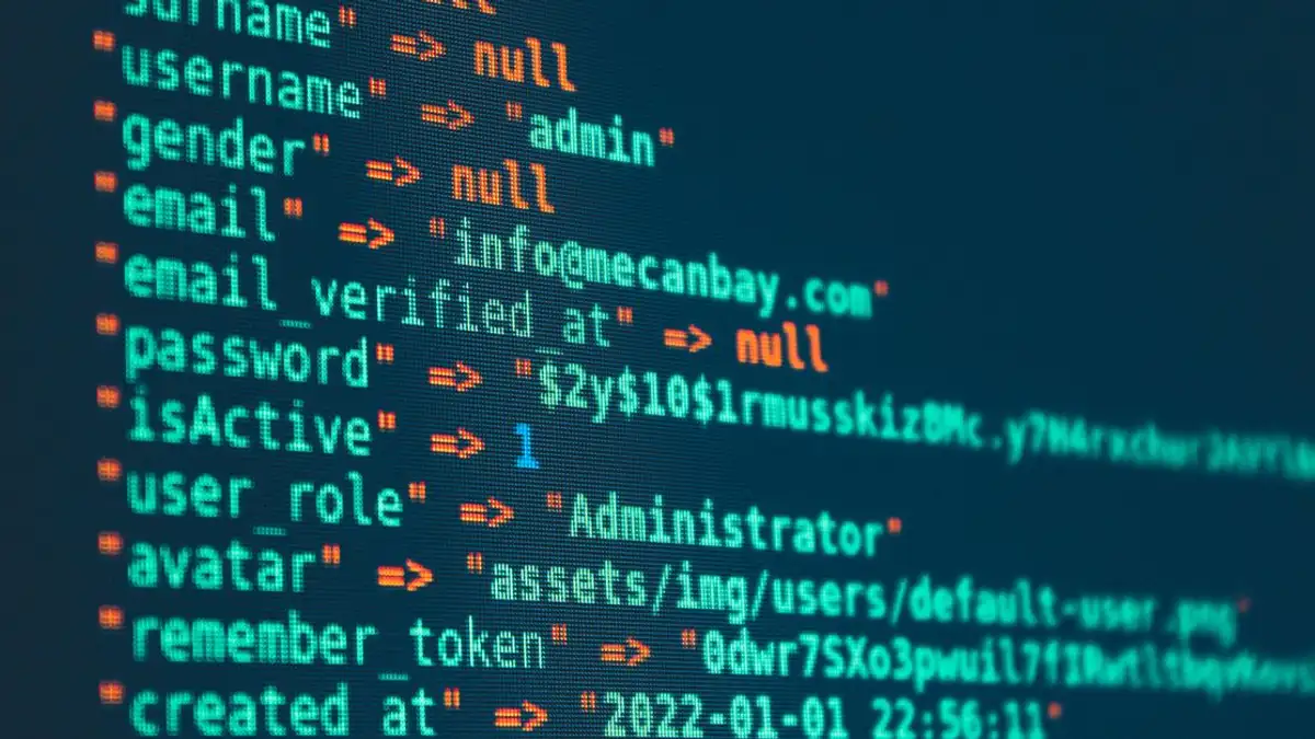 Close-up yang hidup dari kode yang ditampilkan di monitor dengan berbagai detail pemrograman.