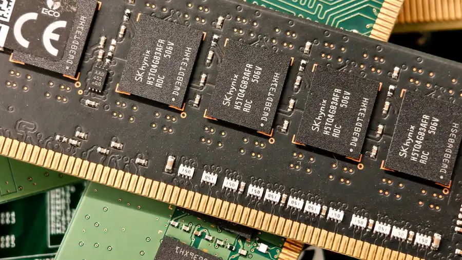 Gambar detail modul RAM komputer dengan chip SK Hynix yang terlihat, sangat cocok untuk konten teknologi.